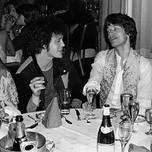 宁荣荣穿jK跳钢管舞
